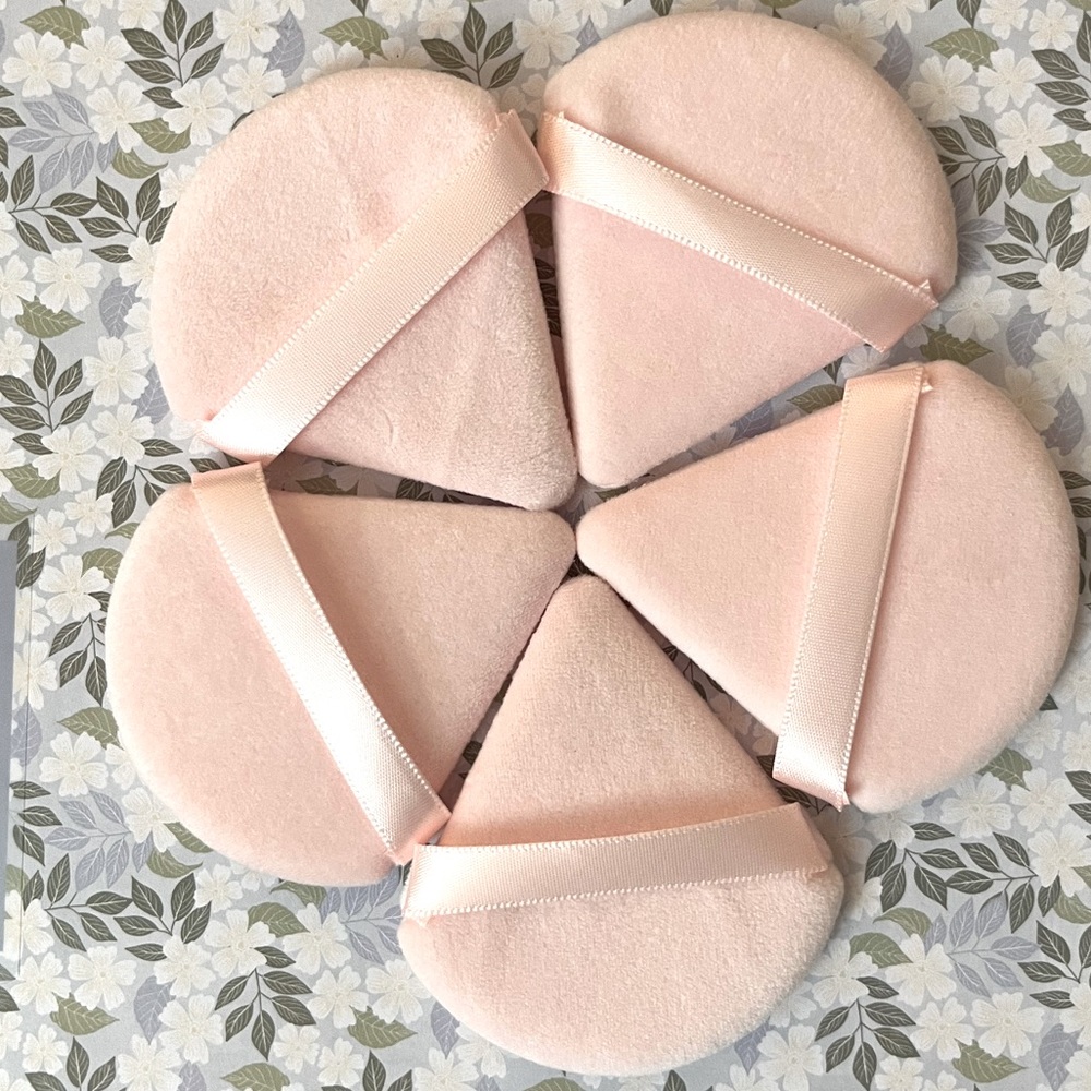Triangular Shape Powder Puffs. Great makeup tool.